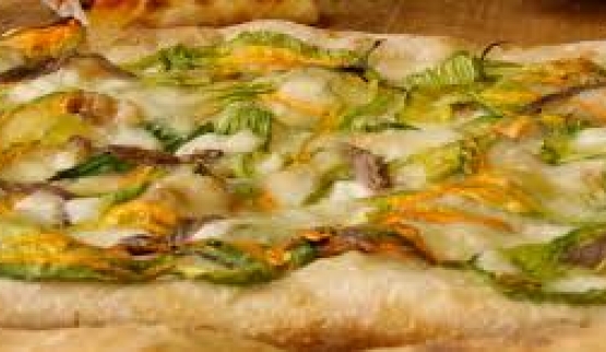 Pizza zucchine provola e pancetta